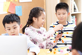 小学生在教室里使用电脑图片