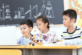 小学生在教室里使用电脑图片