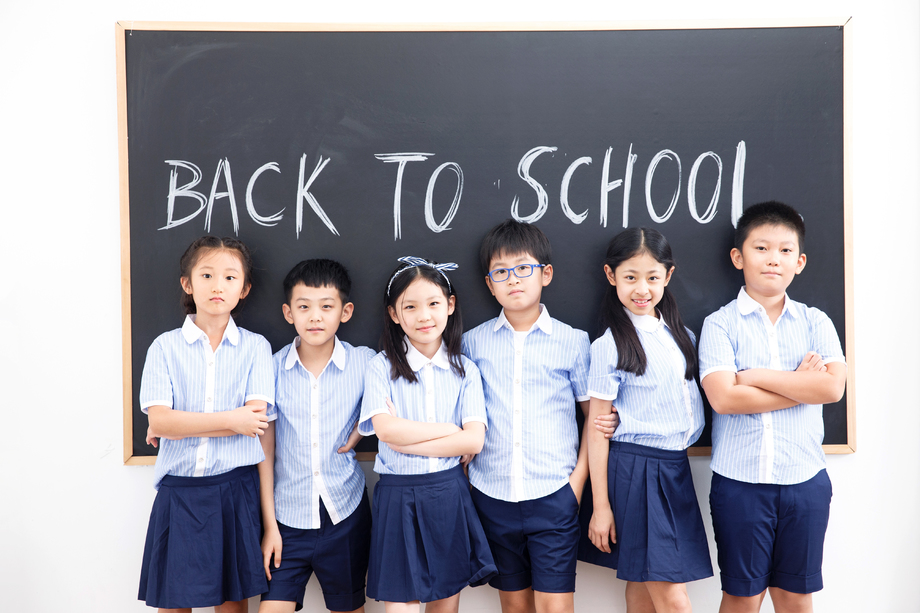 可爱的小学生在教室里图片