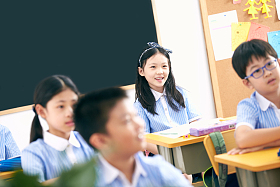 小学生在教室里图片