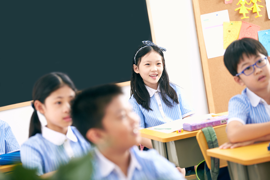 小学生在教室里图片