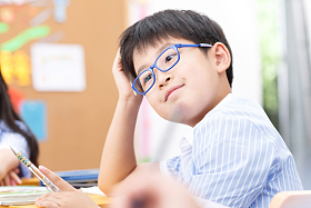 小学男生在教室