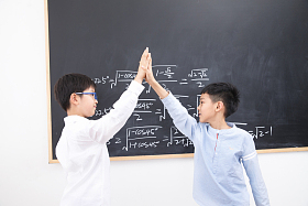 小学男生站在黑板前图片