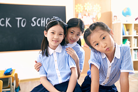 可爱的小学女生在教室里照片
