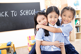 可爱的小学女生在教室