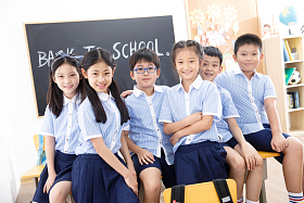 可爱的小学生在教室里图片