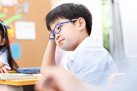 小学男生在教室里图片