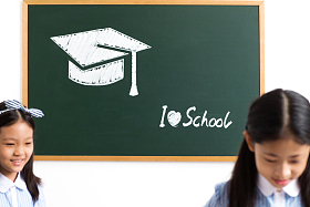 可爱的小学女生在教室