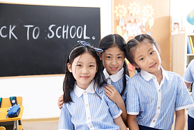 可爱的小学女生在教室