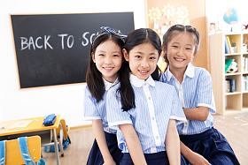 可爱的小学女生在教室里图片