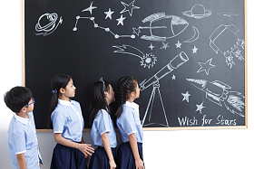 可爱的小学生在教室里照片
