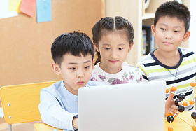 小学生在教室里使用电脑图片