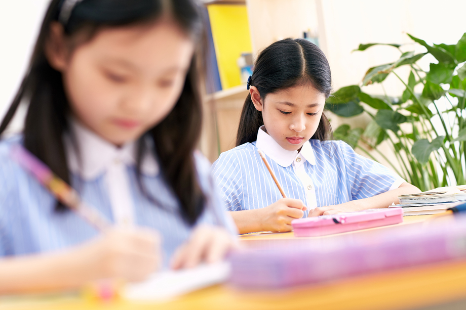 可爱的小学女生在教室里图片