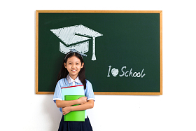 可爱的小学女生在教室