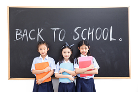 可爱的小学女生在教室