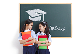 可爱的小学女生在教室