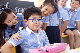 可爱的小学生在教室里照片