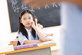 小学女生在教室