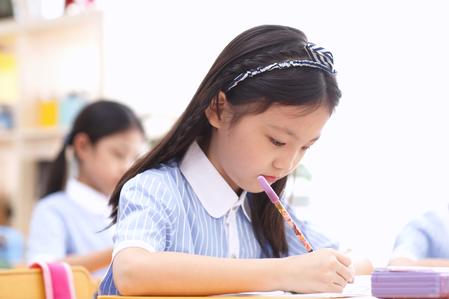 小学女生在教室里图片