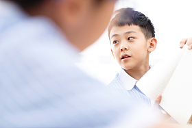 小学男生在教室