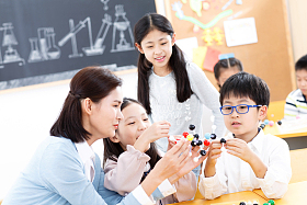 女教师和小学生在教室