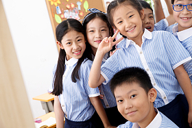 可爱的小学生在教室里图片
