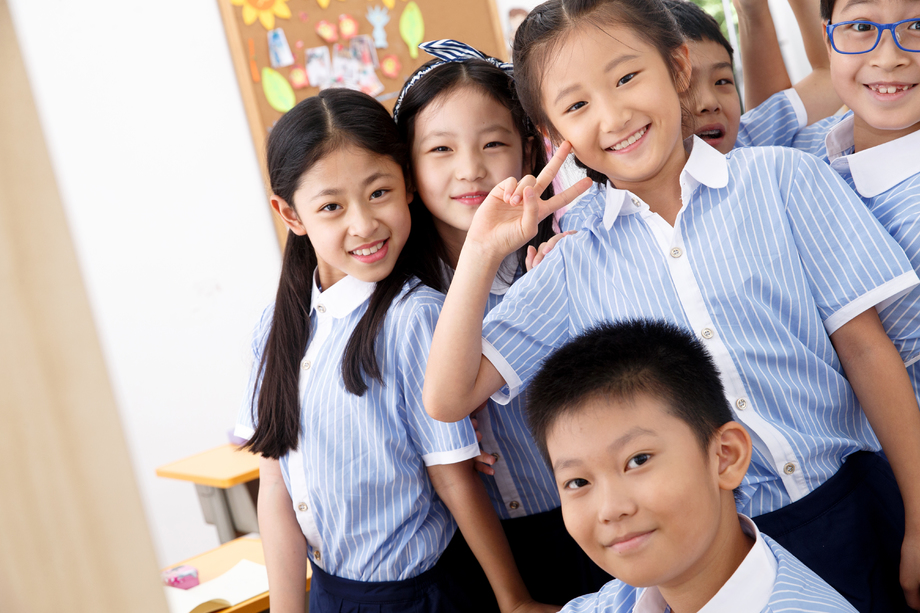 可爱的小学生在教室里图片