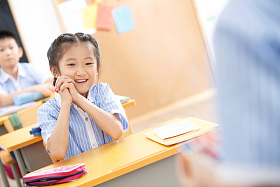 小学生在教室里照片