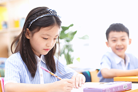 小学女生在教室