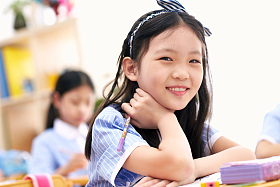 小学女生在教室