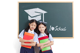 可爱的小学女生在教室里图片