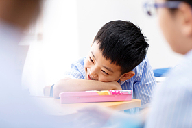 小学男生在教室里图片