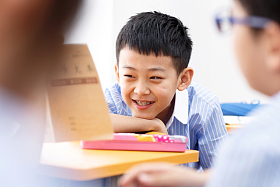 小学男生在教室