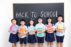 可爱的小学生在教室里照片