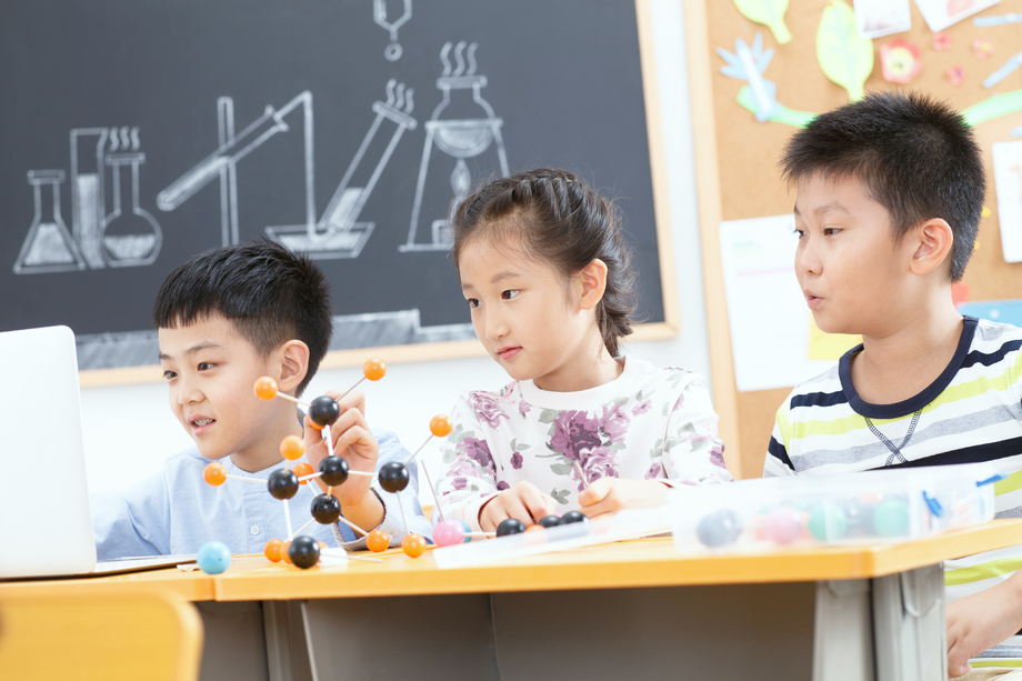 小学生在教室里使用电脑 小学生在教室里使用电脑