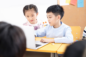 小学生在教室里使用电脑图片