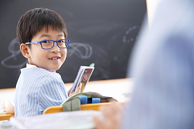 小学男生在教室