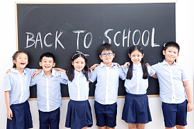 可爱的小学生在教室里图片