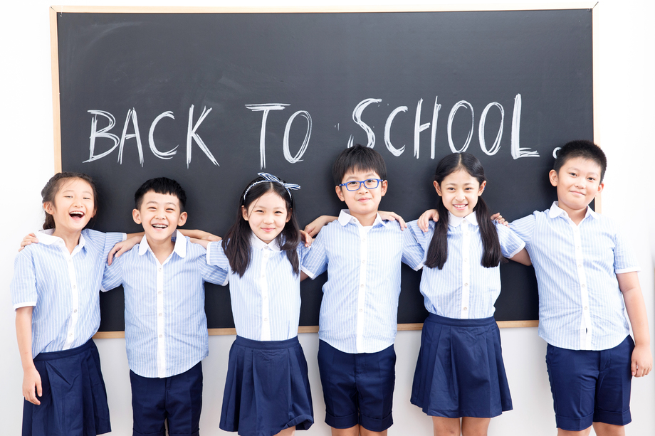 可爱的小学生在教室里图片 可爱的小学生在教室里图片