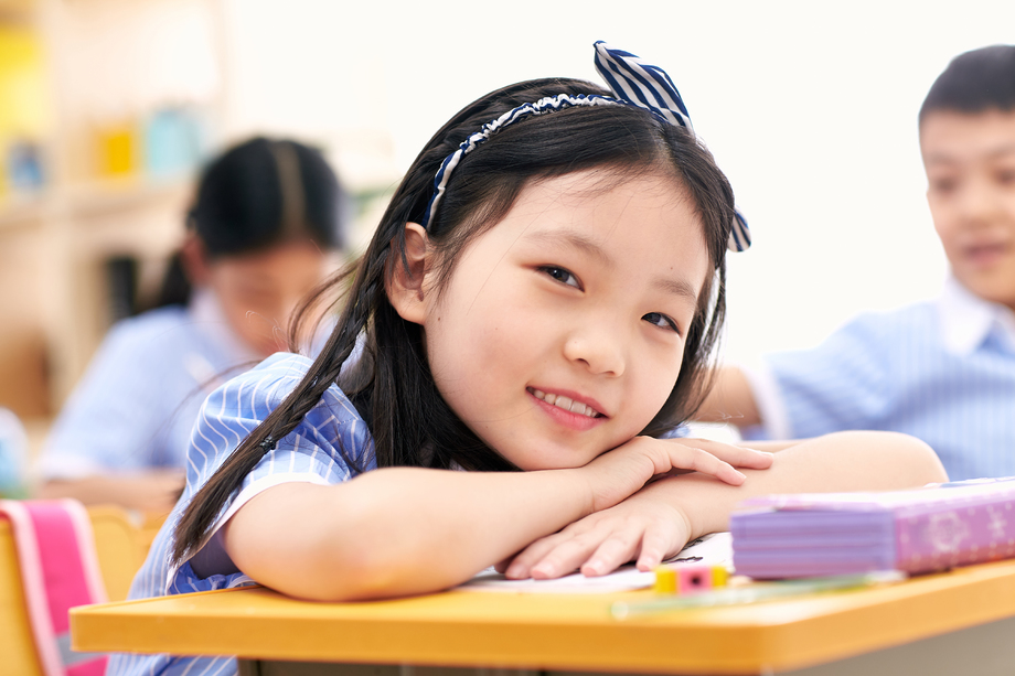 小学女生在教室