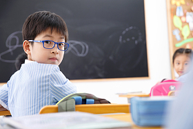小学男生在教室