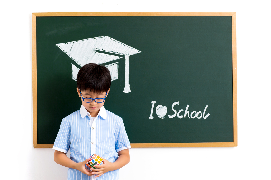 小学男生站在黑板前照片 小学男生站在黑板前照片
