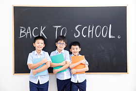 可爱的小学男生在教室里图片