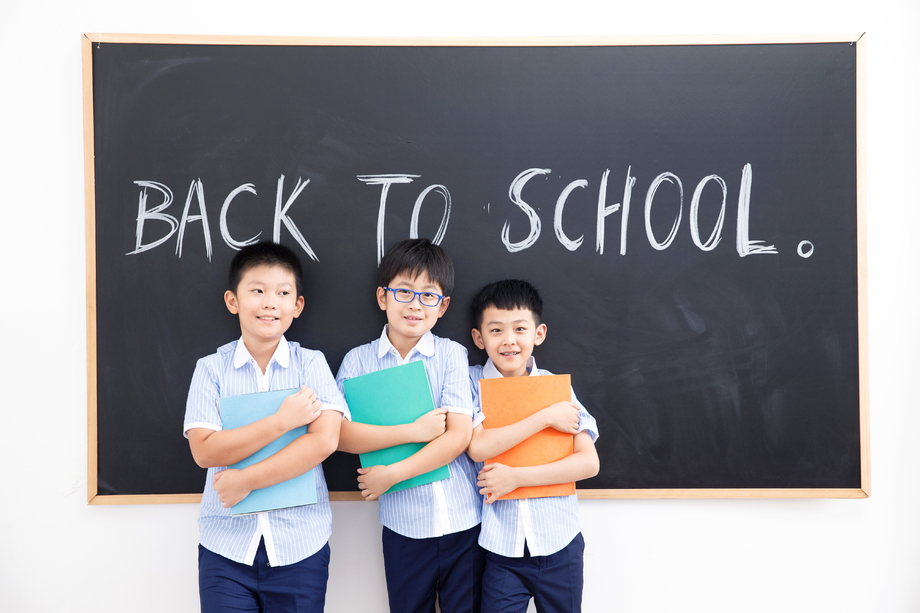 可爱的小学男生在教室里图片 可爱的小学男生在教室里图片