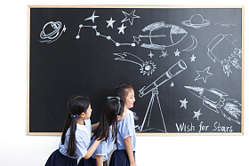 可爱的小学女生在教室