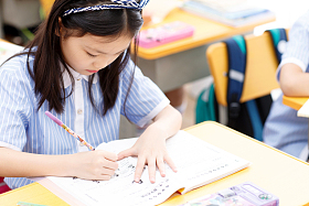 小学女生在教室
