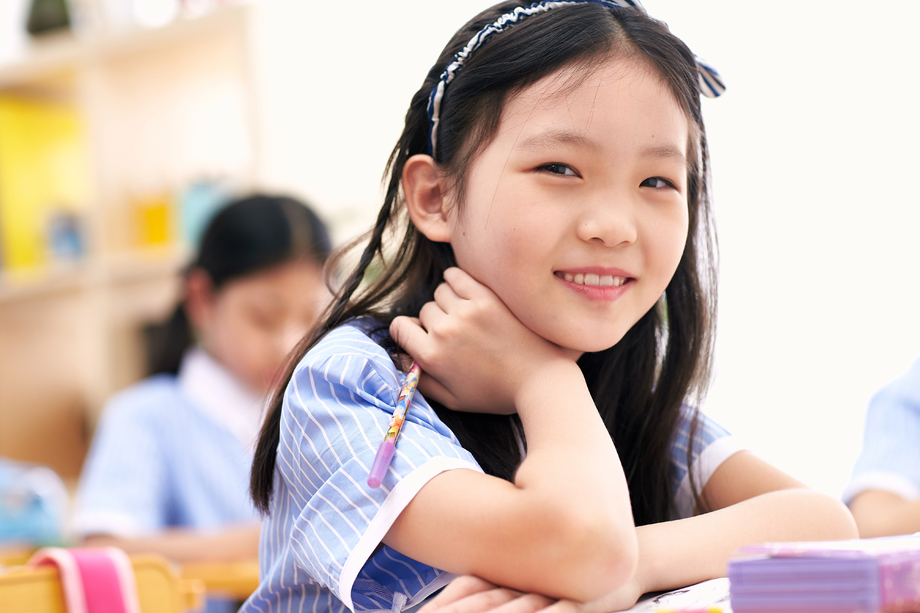 小学女生在教室里照片