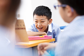 小学男生在教室