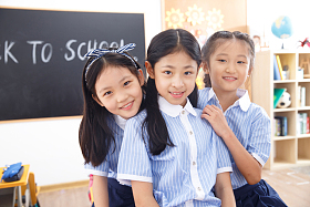 可爱的小学女生在教室里图片