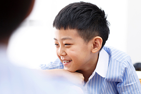 小学男生在教室